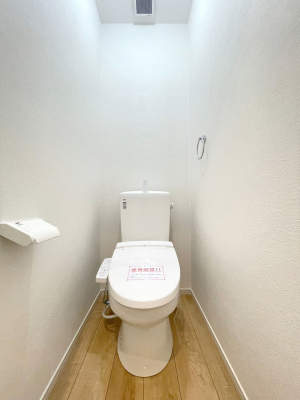 トイレ　小窓から光が注ぎ込む明るいトイレです。換気もしやすいですね。