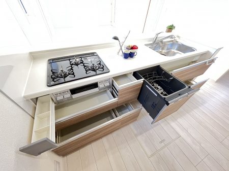 キッチン　使いやすいスライド収納。調理用具などを入れるスペースもたっぷりあります！  