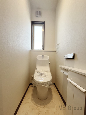 トイレ　小窓から光が注ぎ込む明るい1階のトイレです。換気もしやすいですね。