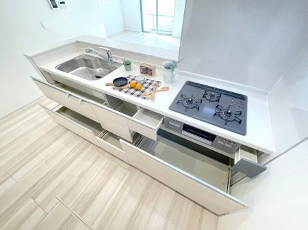 キッチン　使いやすいスライド収納。調理用具などを入れるスペースもたっぷりあります！  