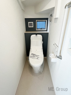 トイレ　トイレットペーパー等ストックに便利な収納棚付きです。