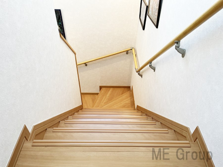 その他　階段は手摺付きで安全な昇降をサポート。小さなお子様やご高齢の方も安心ですね。