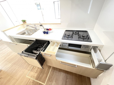 キッチン　使いやすいスライド収納。調理用具などを入れるスペースもたっぷりあります！ 
