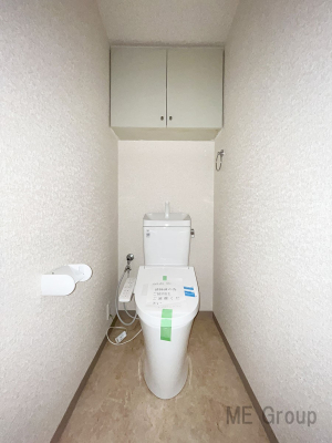 トイレ　あると便利なトイレ棚。スッキリ整頓できてスペースが有効活用されますね。