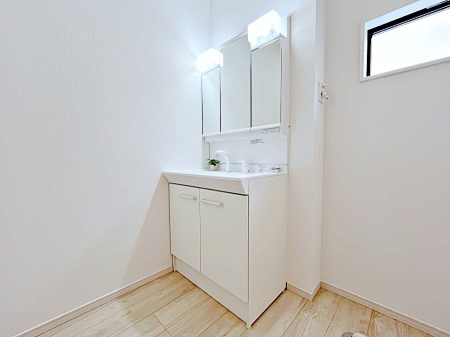 洗面台・洗面所　ゆとりの洗面スペース。収納力のある三面鏡付洗面化粧台なのもうれしいですね！