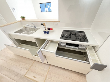 キッチン　使いやすいスライド収納。調理用具などを入れるスペースもたっぷりあります！