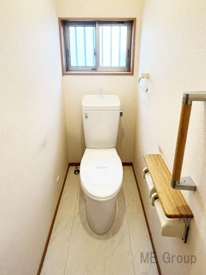 トイレ　小窓から光が注ぎ込む明るいトイレです。換気もしやすいですね。