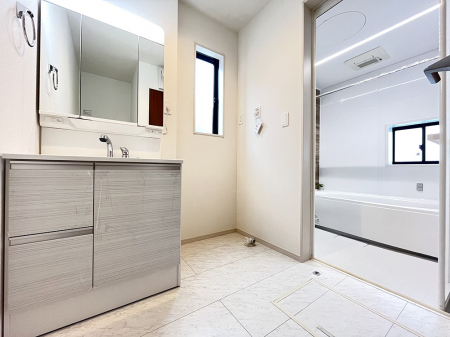 洗面台・洗面所　清潔感のある洗面所。シンプルでスタイリッシュなデザインです。