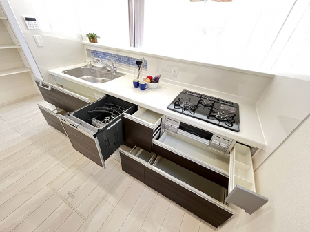 キッチン　使いやすいオールスライド収納。調理用具などを入れるスペースもたっぷりあります！