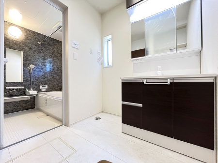 洗面台・洗面所　清潔感のある洗面所。シンプルでスタイリッシュなデザインです。