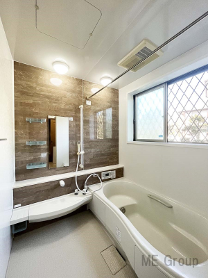 浴室　窓からの採光が心地よい、スタイリッシュなバスルームです。