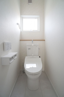 トイレ　スッキリとしたデザインのトイレです。小窓付きで設備も整っています。