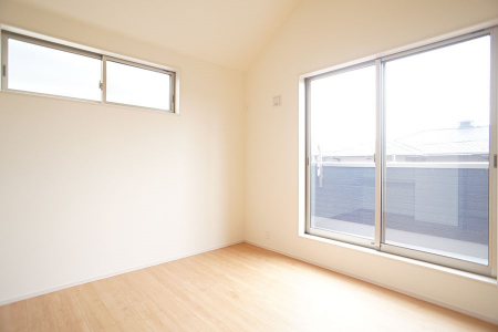 その他内観　大きな窓からからたっぷり入ってくる日差しがお部屋全体を優しく包み込みます。