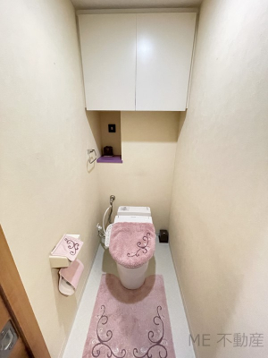 トイレ　スッキリとしたデザインのトイレです。収納もあり、設備も整っています。