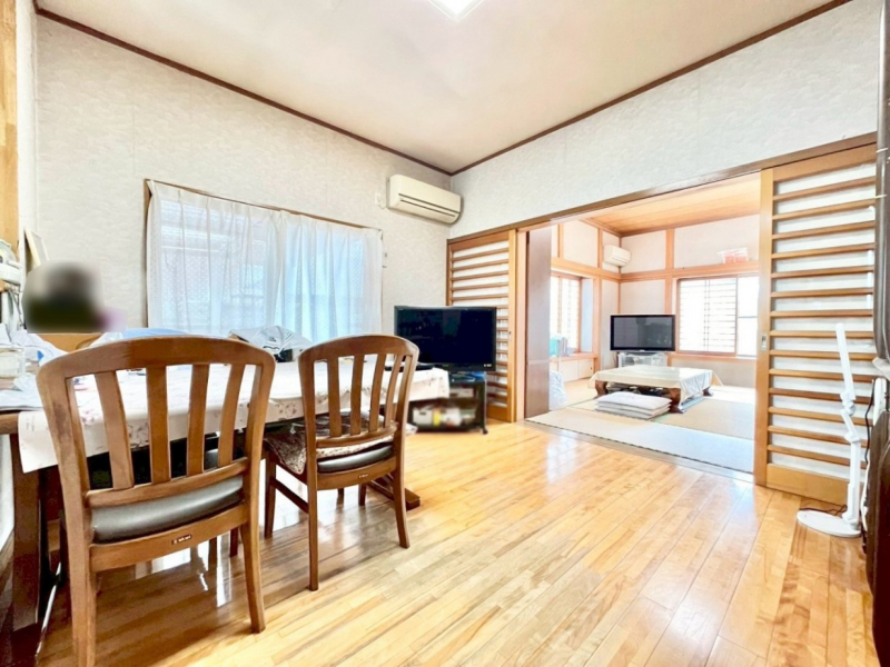 ���r���O�@���邢�z���������A�����̕��͋C�ɖ�������郊�r���O�E�_�C�j���O�B   