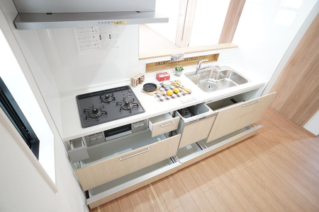 キッチン　スタイリッシュでオシャレなデザインのキッチンです。設備も充実しています。