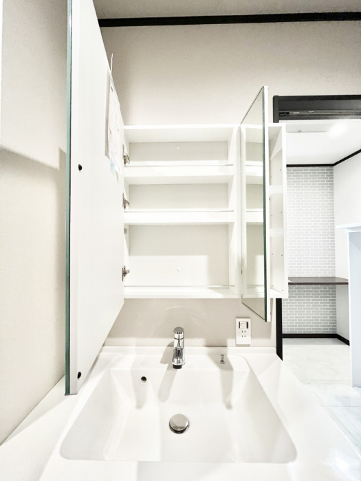 ���̑����ρ@�O�ʋ��̗��ɁA���ϕi��q���p�i�Ȃǂ����[�\�B���ʑ����������ƕۂ��܂��I