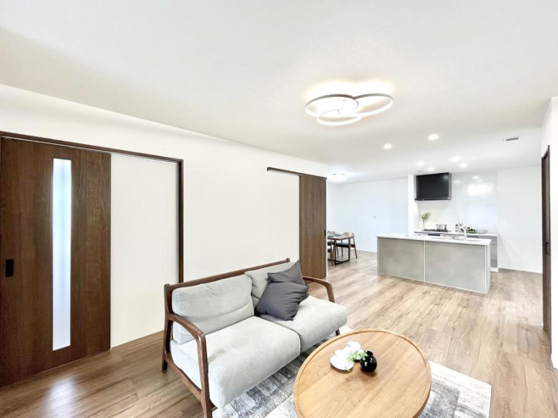 ̑ρ@Ƒ̏Ί炪RƐ܂ĂAȕ͋C̃_CjOɎdオĂ܂B