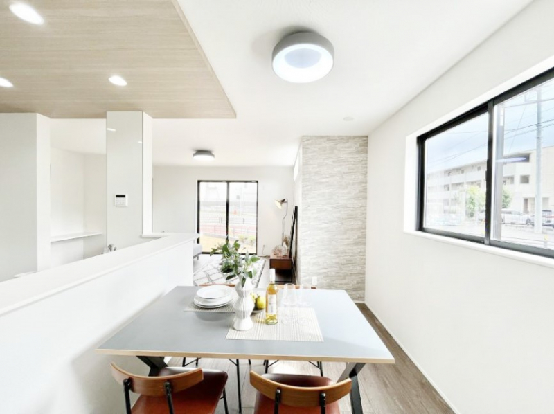 ̑ρ@Ƒ̏Ί炪RƐ܂ĂAȕ͋C̃_CjOɎdオĂ܂B