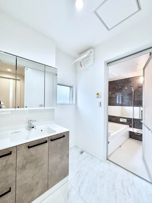 ̑@Ă̂ŎC̑ꏊłC\s܂B̐gxxCǂI