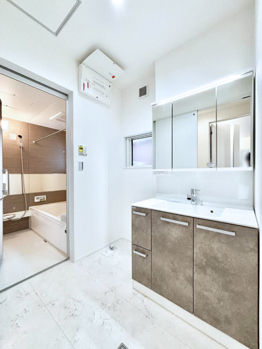 ̑@Ă̂ŎC̑ꏊłC\s܂B̐gxxCǂI