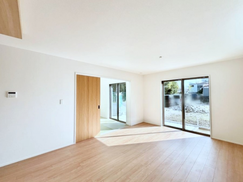 ���r���O�@���R������荞�܂�A�Ƒ��c���̏ꏊ�𖾂邭���o