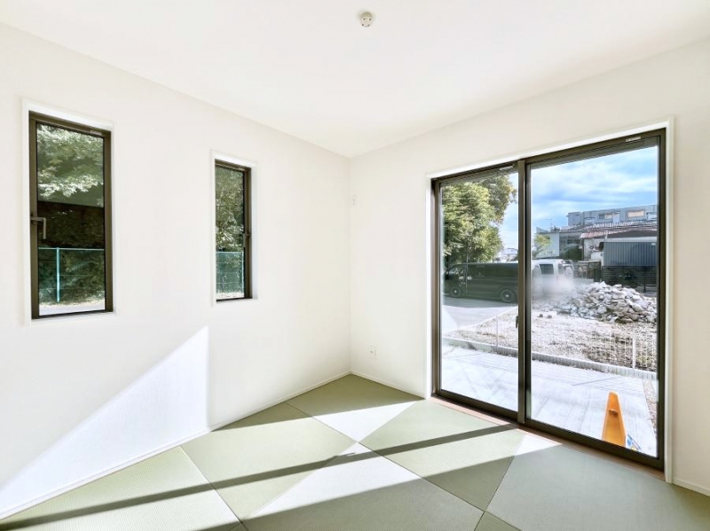 ���̑����ρ@���r���O�Ɨׂ荇���Ă���a���B�ق��ƈꑧ�ł���a�̋�Ԃ��Y�ꂸ�ɁB 