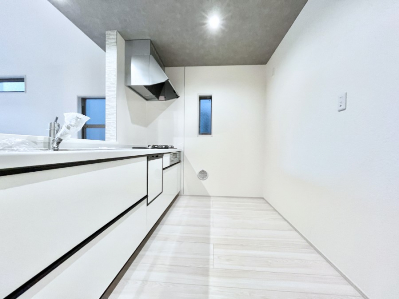 �L�b�`���@�u�₩�ȕ����ʂ蔲����L�b�`���B��������̂Ŗ��邭���C�ɂ��𗧂��܂��B