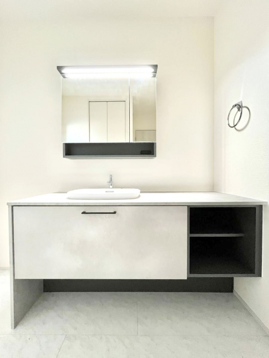 ���ʑ�E���ʏ��@��Ƃ�̐��ʃX�y�[�X�Œ��̐g�x�x���X���[�Y��