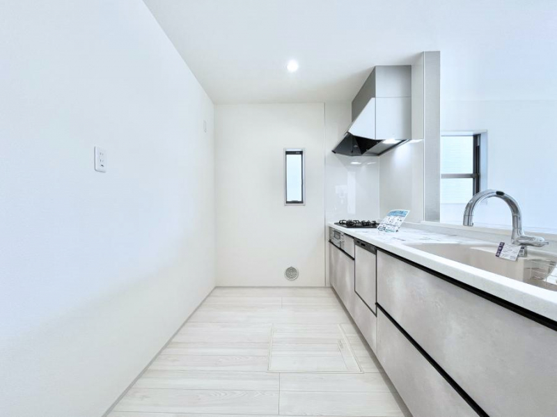 �L�b�`���@�u�₩�ȕ����ʂ蔲����L�b�`���B��������̂Ŗ��邭���C�ɂ��𗧂��܂��B