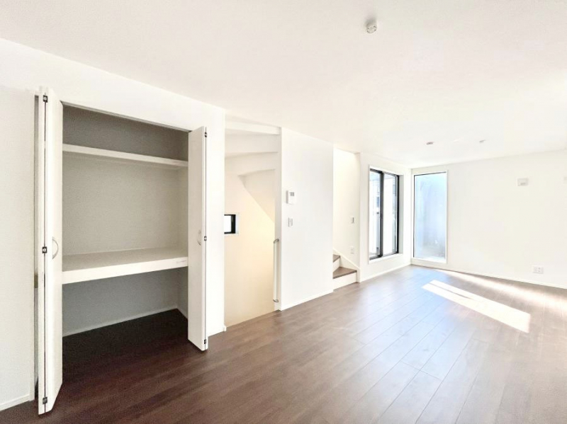 ���r���O�@���邢�z���������A�����̕��͋C�ɖ�������郊�r���O�E�_�C�j���O�B   