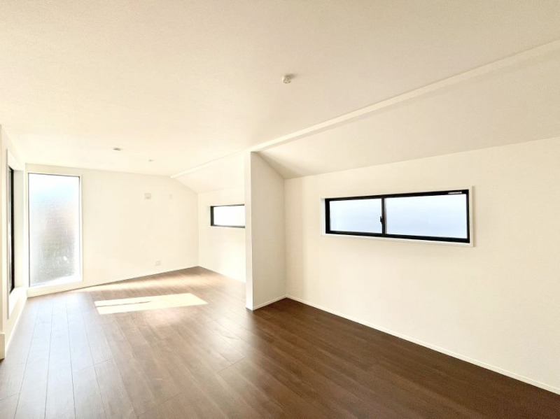 ���̑����ρ@�Ƒ��̏Ί炪���R�Ɛ��܂�Ă���A����ȕ��͋C�̃_�C�j���O�Ɏd�オ���Ă��܂��B