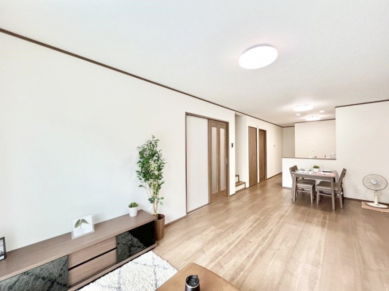 ̑ρ@Ƒ̏Ί炪RƐ܂ĂAȕ͋C̃_CjOɎdオĂ܂ 