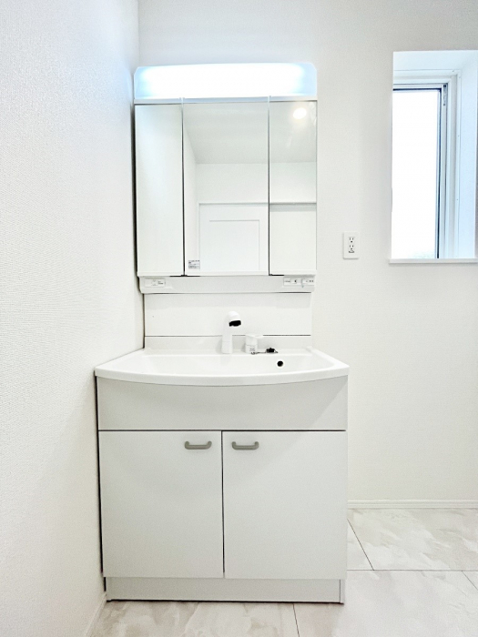 ���ʑ�E���ʏ��@�X�^�C�����O�ɕ֗��ȎO�ʋ��A�~���[�L���r�l�b�g�ōׂ������X�b�L��