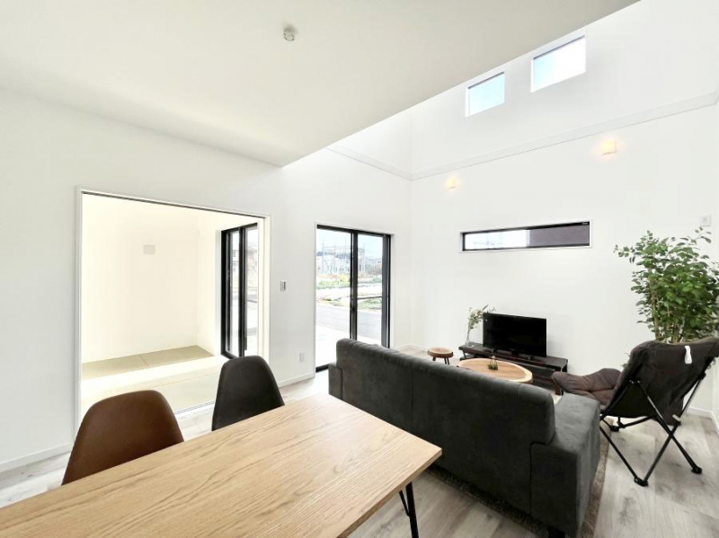 ���r���O�@�傫�ȑ����炽���Ղ�̗z���ƕ����������郊�r���O