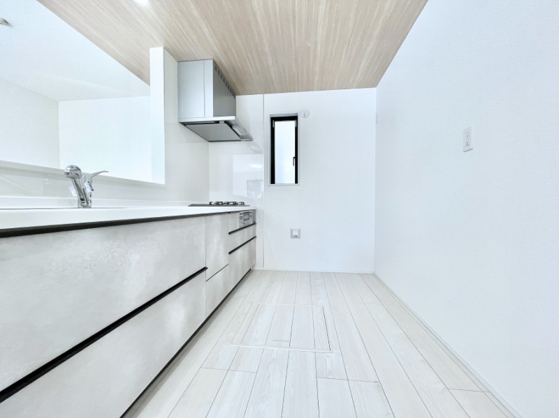 �L�b�`���@�u�₩�ȕ����ʂ蔲����L�b�`���B��������̂Ŗ��邭���C�ɂ��𗧂��܂��B