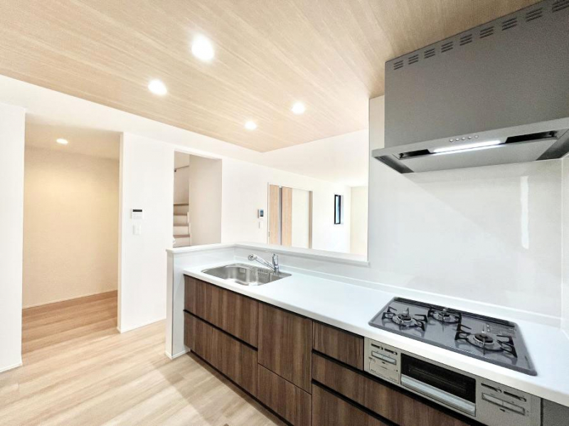 �L�b�`���@���������Ȃ���ł����Ƒ��Ƃ̉�b���y���߂�ΖʃL�b�`��