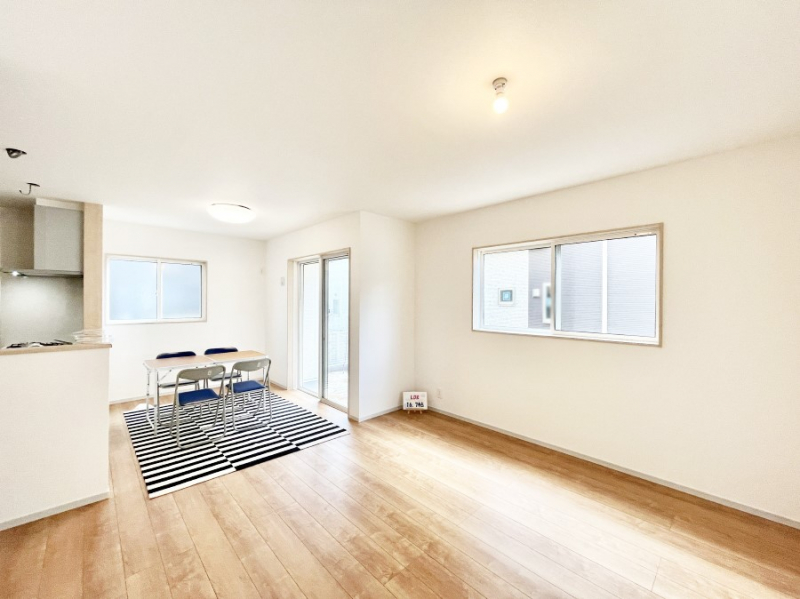 ���̑����ρ@�Ƒ��̏Ί炪���R�Ɛ��܂�Ă���A����ȕ��͋C�̃_�C�j���O�Ɏd�オ���Ă��܂��B