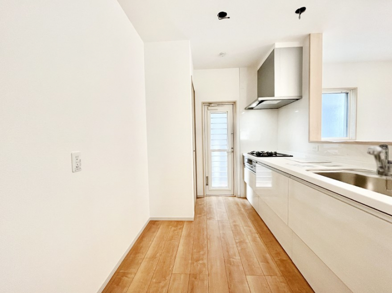 �L�b�`���@�u�₩�ȕ����ʂ蔲����L�b�`���B�����������̂Ŗ��邭���C�ɂ��𗧂��܂��B