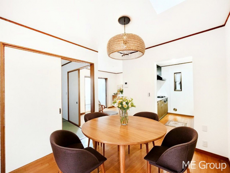 ���r���O�@�Ƒ��̘a�₩�ȉ�b���������Ă������B�J�����̂��郊�r���O�ł��B���Ƌ��CG�ł�  