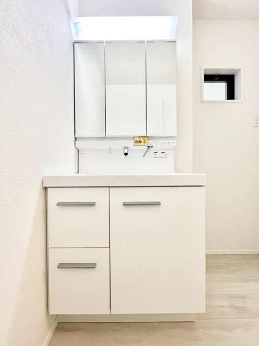 ���ʑ�E���ʏ��@�X�^�C�����O�ɕ֗��ȎO�ʋ��A�~���[�L���r�l�b�g�ōׂ������X�b�L��