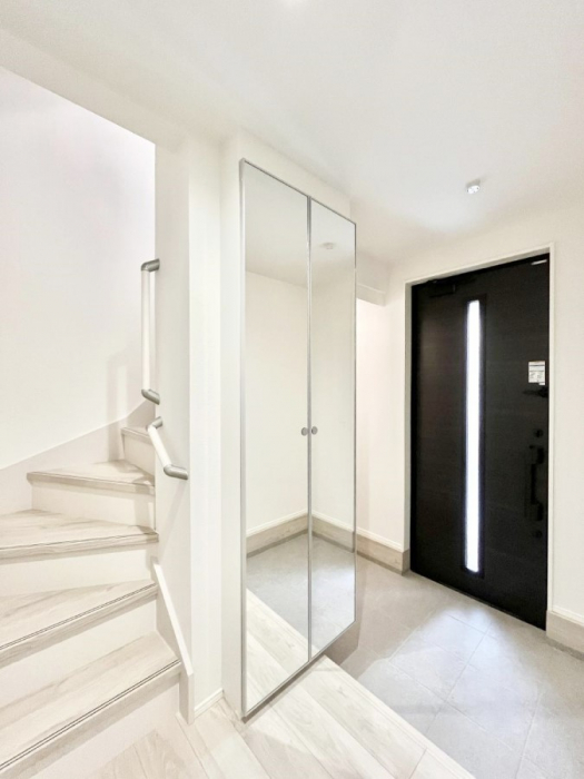 ���ց@�K���X�X���b�g�̓��������փh�A�������Ɍ���͂��Ă���܂�