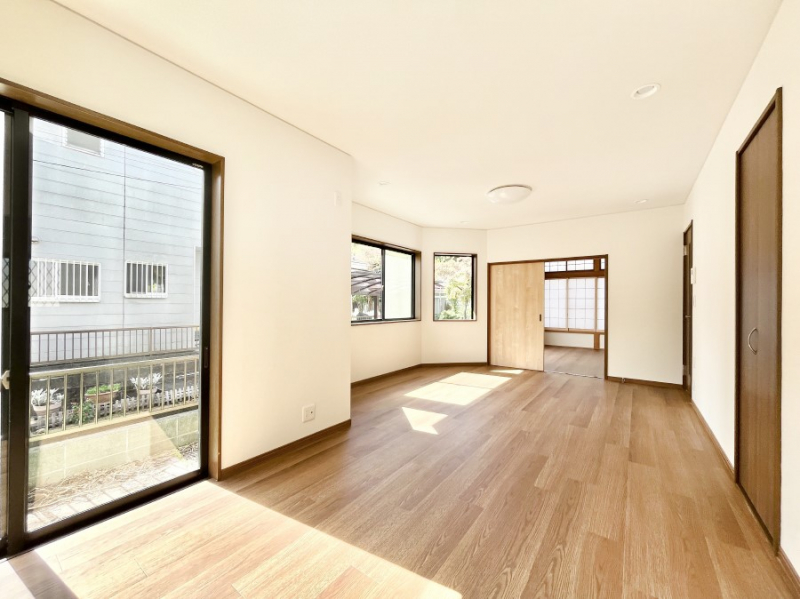 ̑ρ@Ƒ̏Ί炪RƐ܂ĂAȕ͋C̃_CjOɎdオĂ܂B