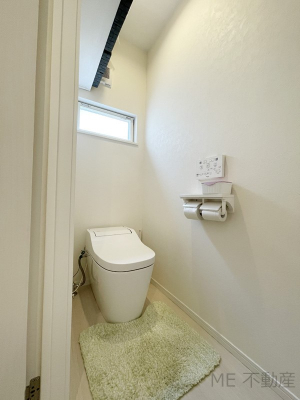 トイレ　スッキリとしたデザインの1階のトイレです。小窓付きで設備も整っています。