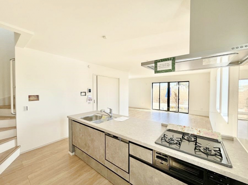 �L�b�`���@�J�E���^�[�z���ɂ��b�������Ȃ��疈���̂������������Ɗy����