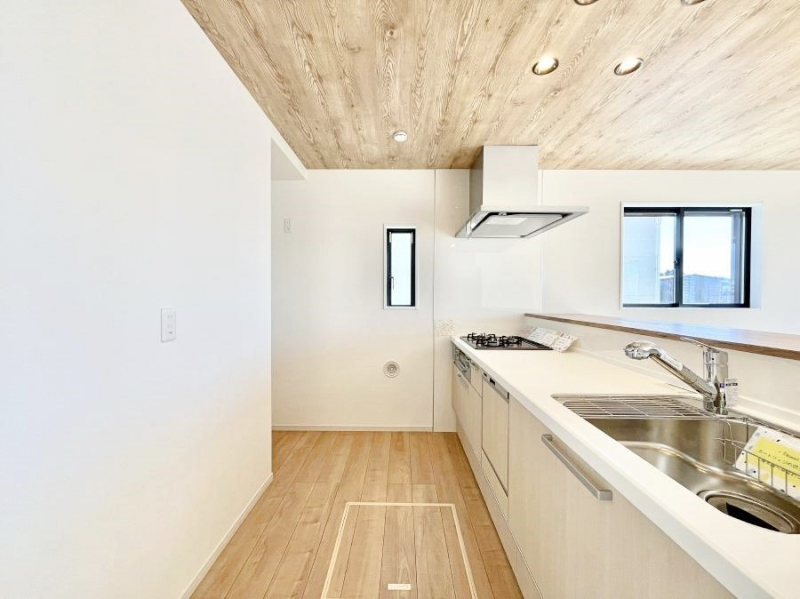 �L�b�`���@�u�₩�ȕ����ʂ蔲����L�b�`���B��������̂Ŗ��邭���C�ɂ��𗧂��܂��B