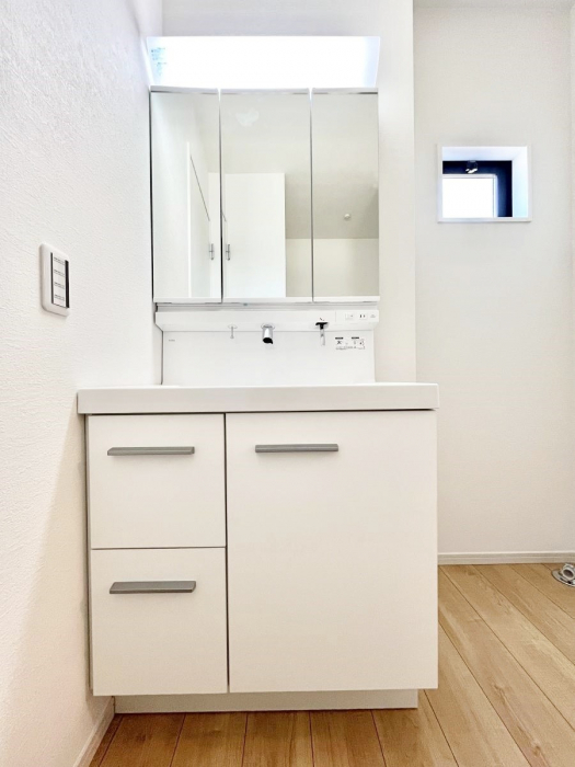 ���ʑ�E���ʏ��@�O�ʋ��̗��ɁA���ϕi��q���p�i�Ȃǂ����[�\�B���ʑ����������ƕۂ��܂��I