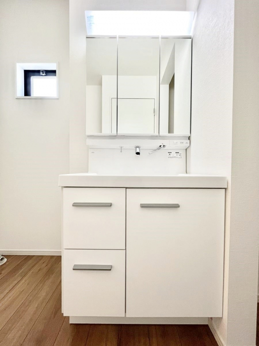 ���ʑ�E���ʏ��@�O�ʋ��̗��ɁA���ϕi��q���p�i�Ȃǂ����[�\�B���ʑ����������ƕۂ��܂��I