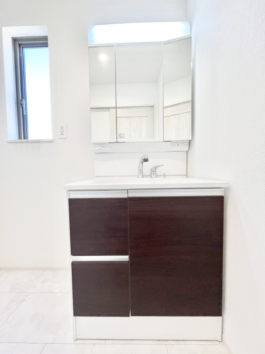 ���ʑ�E���ʏ��@�O�ʋ��̗��ɁA���ϕi��q���p�i�Ȃǂ����[�\�B���ʑ����������ƕۂ��܂��I  