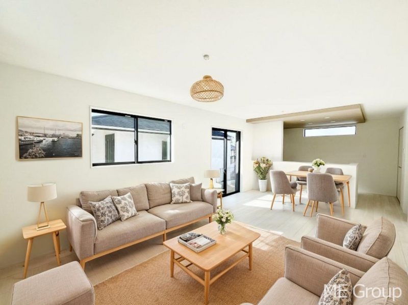 ���r���O�@�Ƒ��̘a�₩�ȉ�b���������Ă������B�J�����̂��郊�r���O�ł��B���Ƌ��CG�ł�  